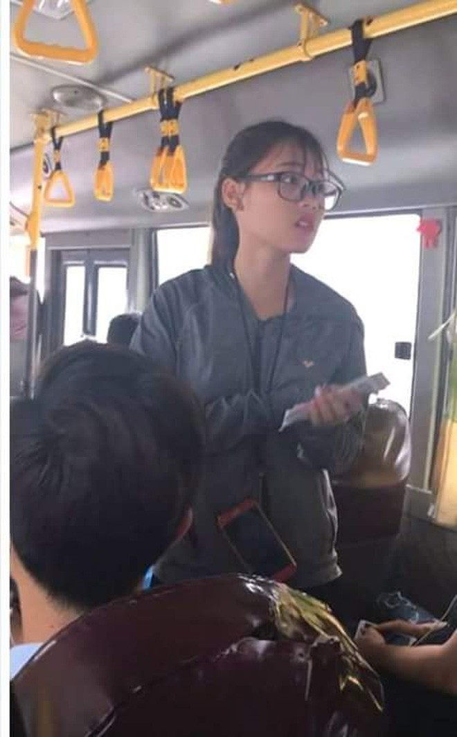 Hot girl soát vé xe buýt tuyến Tế Tiêu - Mỹ Đình khiến các cao nhân xắn tay áo truy tìm info - Ảnh 1.