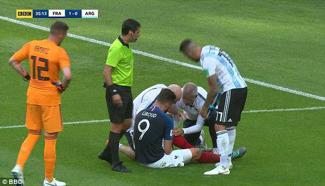 World Cup 2018: Trò cưng Pep Guardiola đánh lén cả đối thủ đang chấn thương - Ảnh 1.