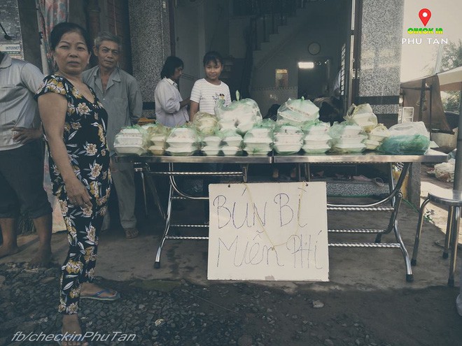  Ngày đại lễ 18/5 thú vị, dư dả tình người ở An Giang: Người lạ đi ngang được cả làng mời ăn nghỉ miễn phí  - Ảnh 2.