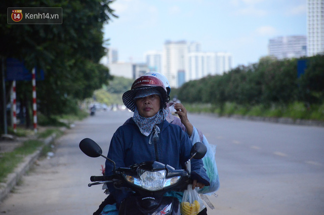  Ảnh: Người lao động oằn mình mưu sinh dưới cái nắng “cháy da cháy thịt” ở Hà Nội  - Ảnh 16.