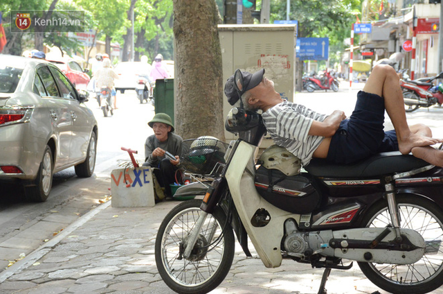  Ảnh: Người lao động oằn mình mưu sinh dưới cái nắng “cháy da cháy thịt” ở Hà Nội  - Ảnh 17.