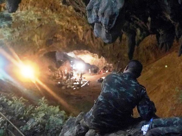 Truyền thông Thái Lan bị cáo buộc cản trở việc cứu hộ đội bóng mắc kẹt trong hang động - Ảnh 3.