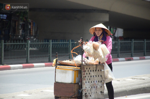  Ảnh: Người lao động oằn mình mưu sinh dưới cái nắng “cháy da cháy thịt” ở Hà Nội  - Ảnh 6.