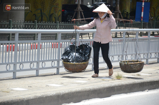  Ảnh: Người lao động oằn mình mưu sinh dưới cái nắng “cháy da cháy thịt” ở Hà Nội  - Ảnh 9.