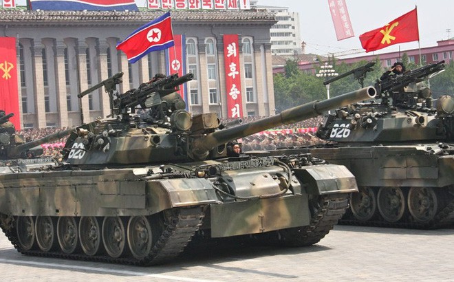 Xuất hiện xe tăng T-62 lạ mắt: Rắn được vẽ thêm chân theo phong cách... Triều Tiên - Ảnh 2.