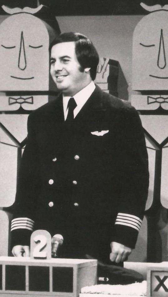 Frank Abagnale: Tên lừa đảo khét tiếng nhất nước Mỹ với tài đóng giả mọi nhân dạng - Ảnh 2.