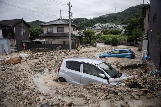 Khung cảnh hoang tàn sau trận mưa lũ lịch sử ở Nhật Bản - Ảnh 1.