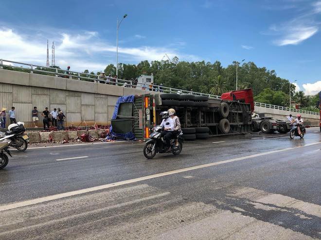 Sau tiếng nổ lớn ở lốp xe, hàng nghìn chai bia vỡ tung toé trên đường - Ảnh 1.