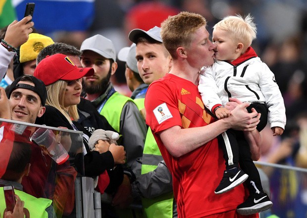 Sao tuyển Bỉ bình yên hôn con trai, dù thất bại trước cửa chung kết World Cup - Ảnh 1.