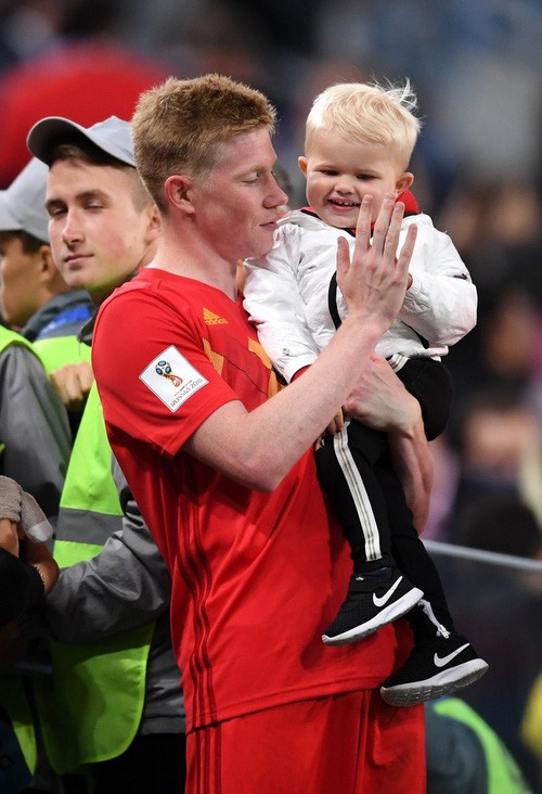 Sao tuyển Bỉ bình yên hôn con trai, dù thất bại trước cửa chung kết World Cup - Ảnh 2.