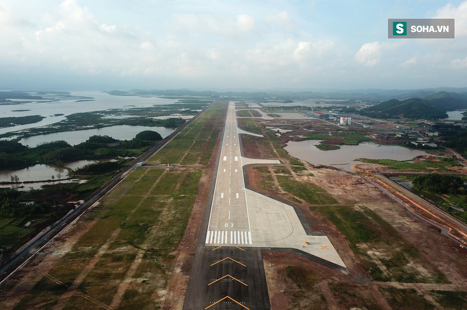 10h sáng nay, chiếc máy bay đầu tiên hạ cánh xuống sân bay Vân Đồn - Ảnh 9.