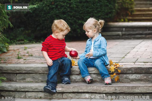 Cho cô bé đi cùng tàu vài chiếc bánh, chàng trai bất ngờ nhận lại 1 thứ khiến anh nhớ mãi - Ảnh 1.