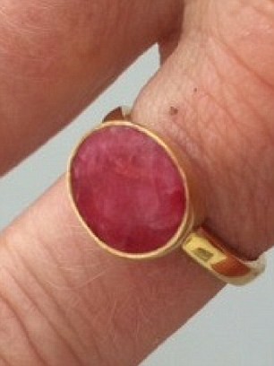 Giấu nhẫn ruby trong bóng bay làm quà sinh nhật nhưng lại bất cẩn tuột tay - Ảnh 2.