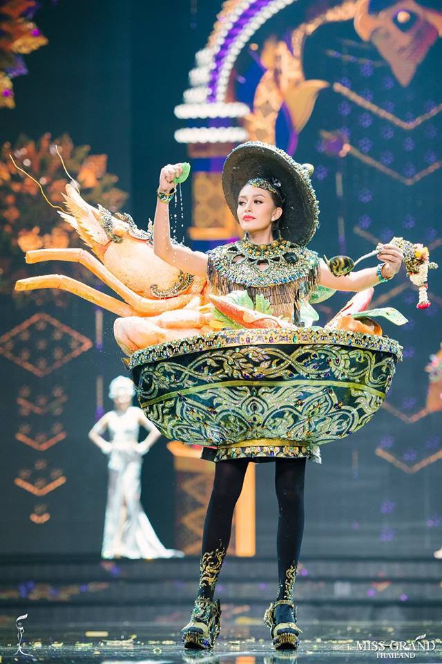 Dàn thí sinh Hoa hậu Hòa bình Thái Lan: Người cưỡi khủng long, kẻ biến thành tô tom yum chua cay trên sân khấu - Ảnh 3.