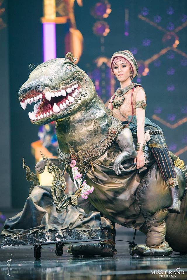 Dàn thí sinh Hoa hậu Hòa bình Thái Lan: Người cưỡi khủng long, kẻ biến thành tô tom yum chua cay trên sân khấu - Ảnh 1.