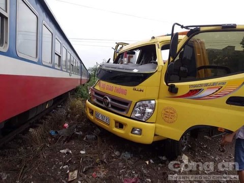 Tàu hỏa tông xe chở máy xúc gây ra tai nạn liên hoàn, 3 người nhập viện - Ảnh 2.