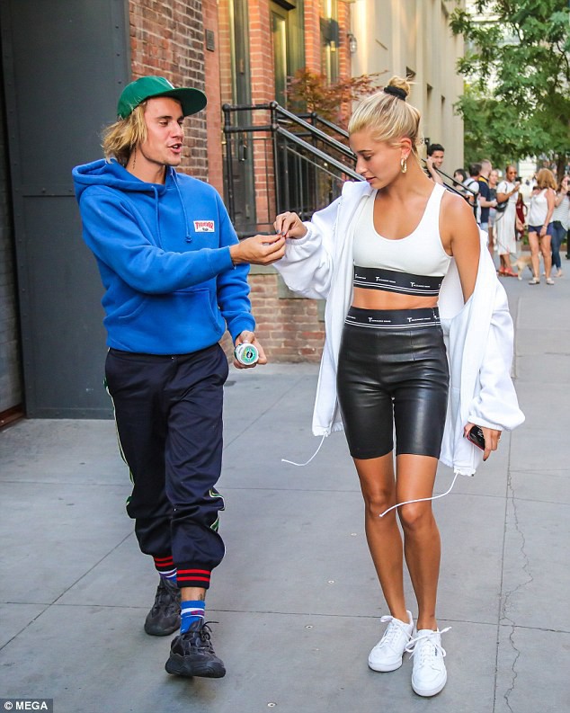 Hết ôm mặt căng thẳng, Justin Bieber tươi cười tung tăng bên Hailey và còn hôn vợ trên phố - Ảnh 3.