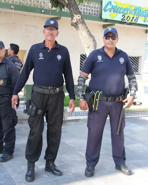 Cảnh sát Mexico bị tước vũ khí, chuyển sang dùng... súng cao su và đá cuội - Ảnh 1.