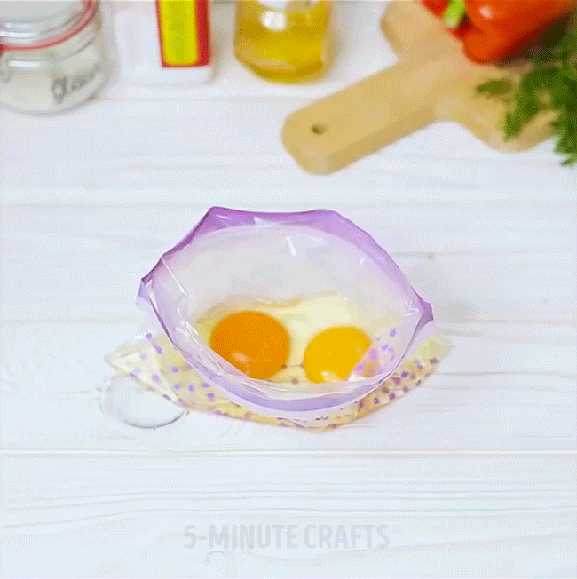 Đập trứng vào túi như thế này, chỉ 2 phút sau bạn sẽ có ngay món ăn siêu ngon không chút dầu mỡ - Ảnh 1.