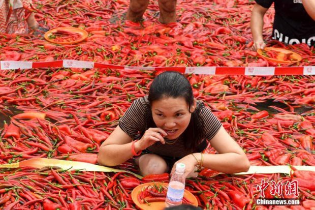 Ngâm người trong thùng ớt cay xè để kiếm rượu ngoại mang về - Ảnh 14.