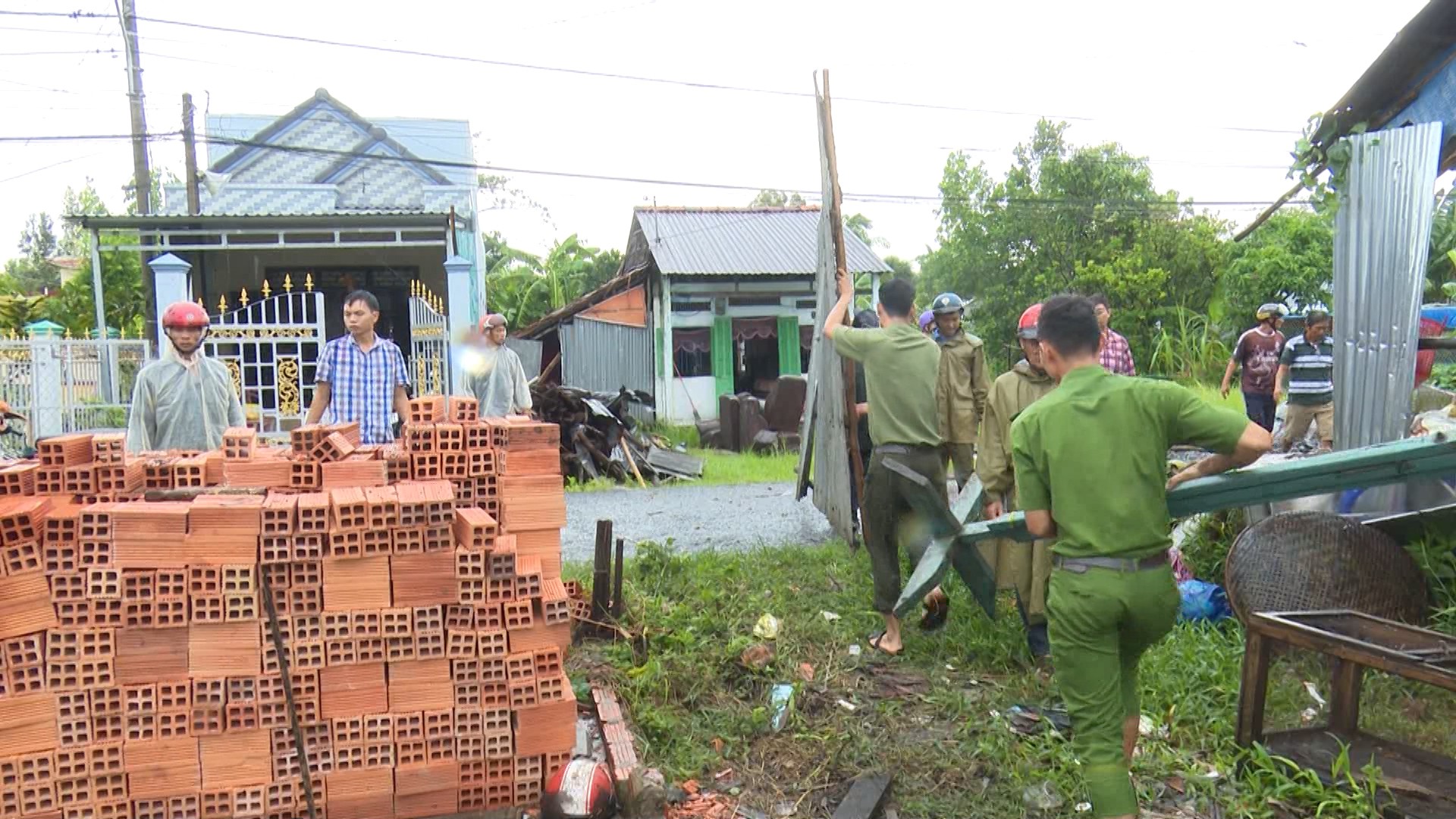 Những mái nhà trơ trọi ở miền Tây khi bị dông lốc tàn phá - Ảnh 6.