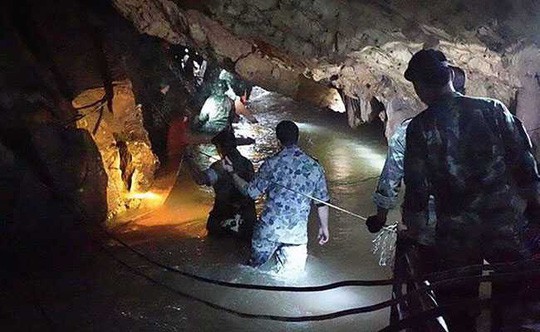 Thợ lặn bị nước xé toạc mặt nạ ở cửa hang Tham Luang - Ảnh 1.