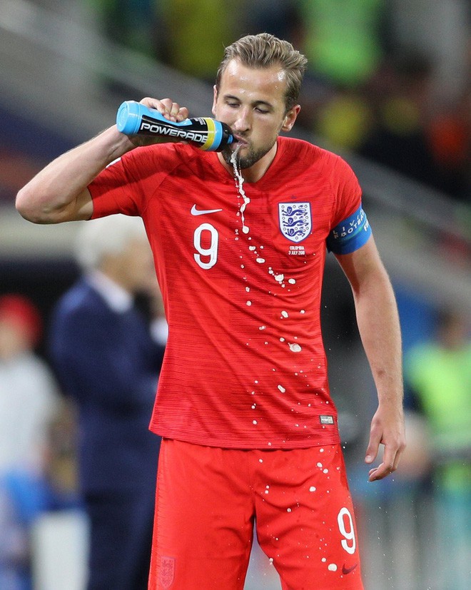 World Cup 2018: Tại sao các cầu thủ thi nhau súc miệng rồi nhổ nước ra sân? - Ảnh 1.