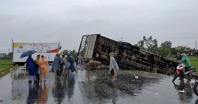 Xe tải tông ô tô đông lạnh, hàng trăm con heo rơi xuống đường  - Ảnh 1.