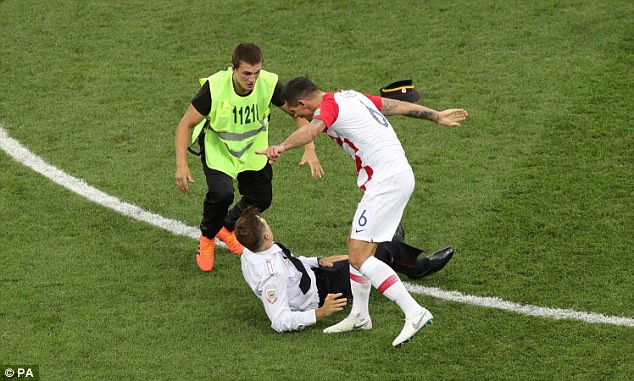 World Cup 2018: Đột nhập vào sân bóng, fan cuồng suýt ăn đòn của cầu thủ Croatia - Ảnh 2.