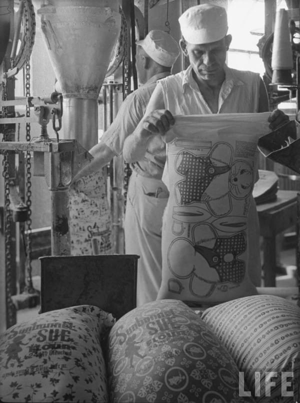 Vào thời kì Đại suy thoái, các công ty sản xuất bột mì đã in họa tiết lên bao vải để các mẹ có thể tái chế thành quần áo đẹp cho trẻ em - Ảnh 3.