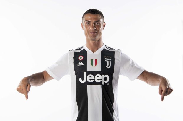 Ronaldo gửi thông điệp đặc biệt tới Messi trong ngày cập bến Juventus - Ảnh 1.