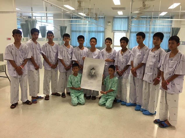  Đội bóng thiếu niên Thái Lan tri ân thợ lặn thiệt mạng trong chiến dịch giải cứu Tham Luang  - Ảnh 2.