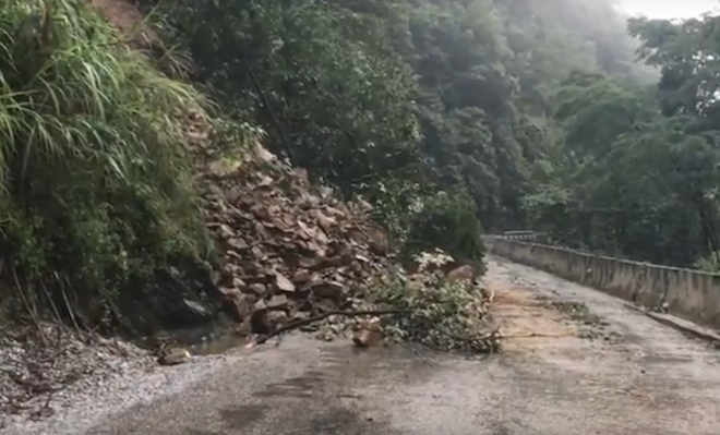 Hàng trăm ngôi nhà bị cô lập trước lúc bão vào, di dời hơn 15.000 dân  - Ảnh 3.