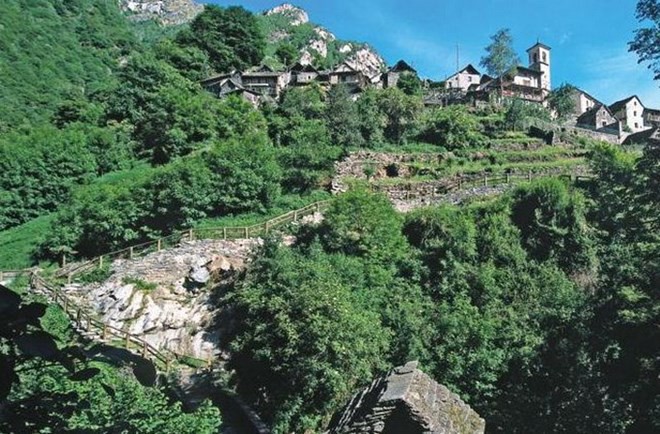 Thụy Sĩ biến ngôi làng nhỏ nhất nước thành tổ hợp khách sạn - Ảnh 2.