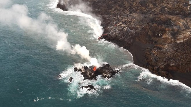 Nham thạch núi lửa phun trào ở Hawaii tạo thành đảo nhỏ ngoài khơi - Ảnh 1.