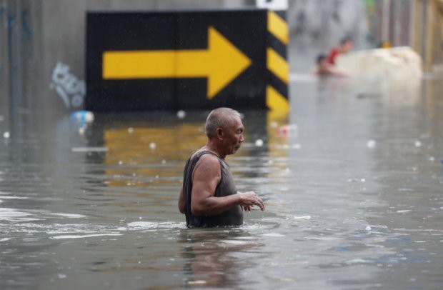 Người dân Philippines oằn mình với ngập lụt vì bão Sơn Tinh - Ảnh 1.