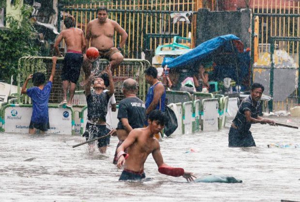 Người dân Philippines oằn mình với ngập lụt vì bão Sơn Tinh - Ảnh 2.
