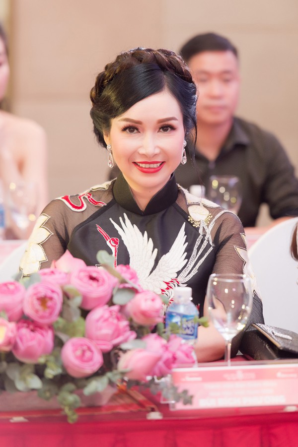 Hoa hậu Bùi Bích Phương: Vui với chiếc xe đạp và từ chối nhiều đại gia - Ảnh 1.