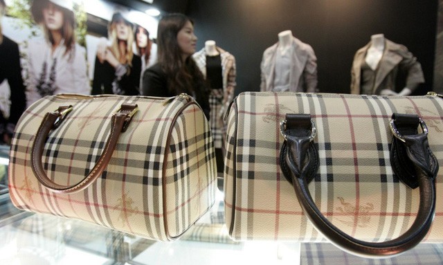  Burberry thiêu hủy 857 tỷ đồng hàng tồn, và điều này xảy ra hàng năm để ngăn hàng hoá không bị tuồn ra chợ xám  - Ảnh 1.