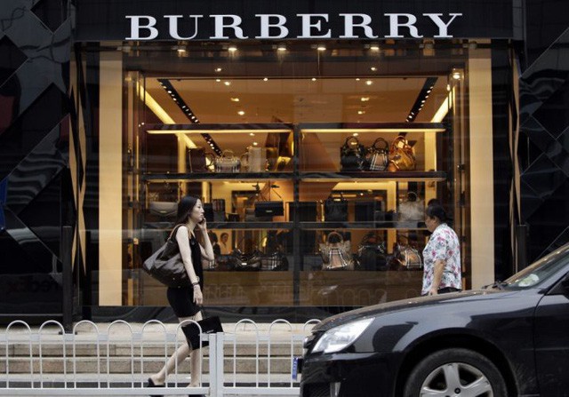  Burberry thiêu hủy 857 tỷ đồng hàng tồn, và điều này xảy ra hàng năm để ngăn hàng hoá không bị tuồn ra chợ xám  - Ảnh 2.