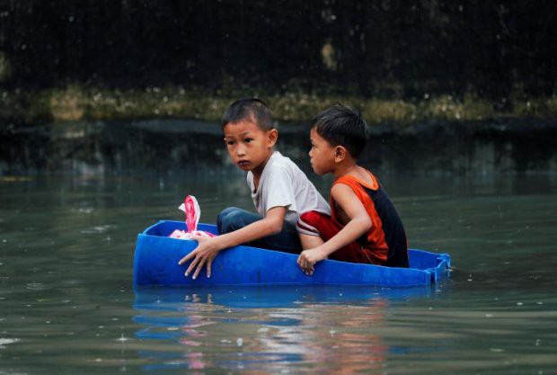 Người dân Philippines oằn mình với ngập lụt vì bão Sơn Tinh - Ảnh 11.