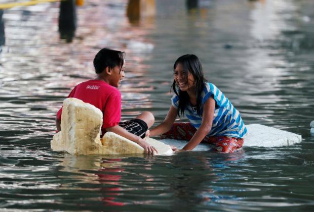 Người dân Philippines oằn mình với ngập lụt vì bão Sơn Tinh - Ảnh 12.