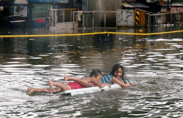 Người dân Philippines oằn mình với ngập lụt vì bão Sơn Tinh - Ảnh 14.