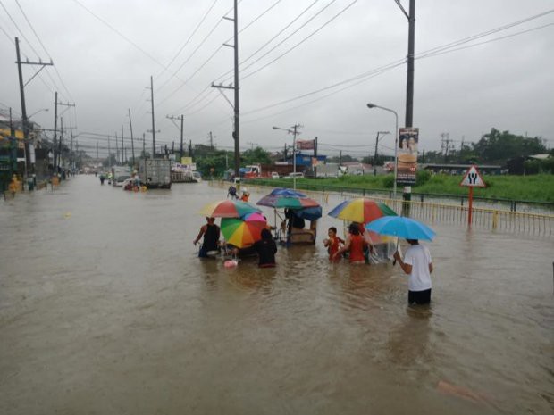 Người dân Philippines oằn mình với ngập lụt vì bão Sơn Tinh - Ảnh 15.