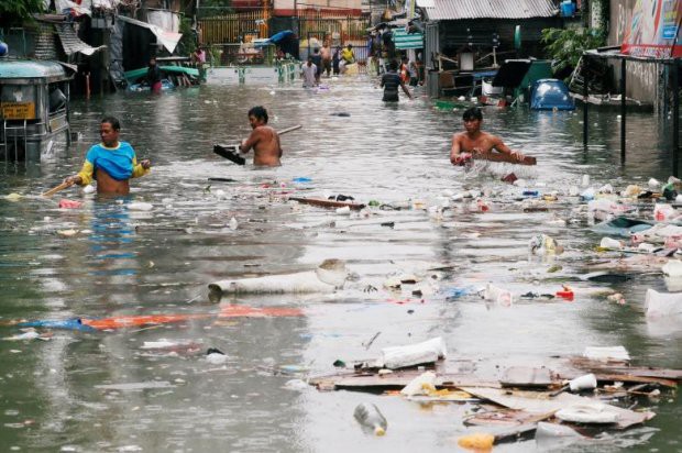 Người dân Philippines oằn mình với ngập lụt vì bão Sơn Tinh - Ảnh 3.