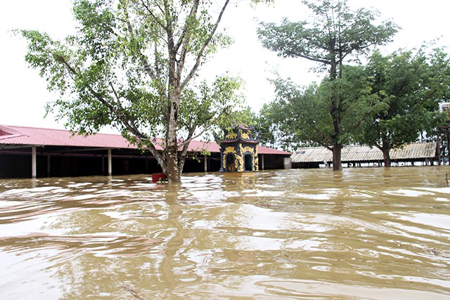 Hà Tĩnh: Xã ngừng giao dịch 3 ngày vì nước ngập sâu - Ảnh 2.