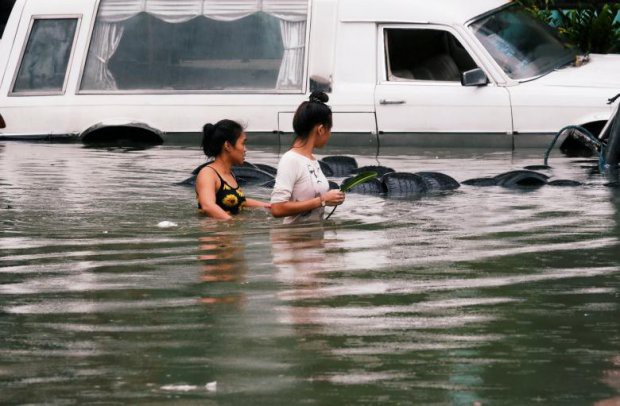 Người dân Philippines oằn mình với ngập lụt vì bão Sơn Tinh - Ảnh 5.