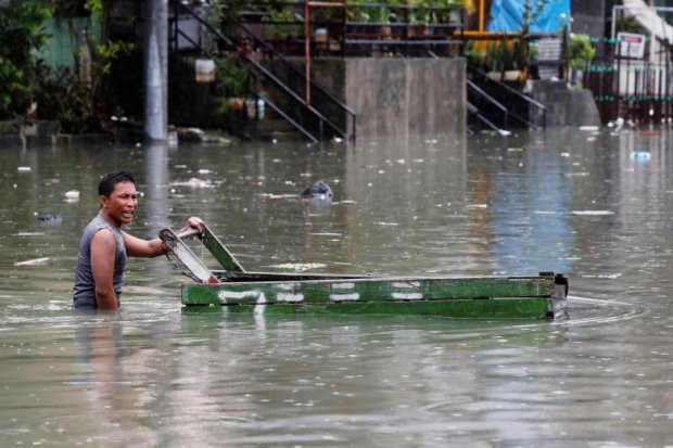 Người dân Philippines oằn mình với ngập lụt vì bão Sơn Tinh - Ảnh 6.