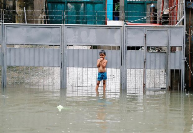 Người dân Philippines oằn mình với ngập lụt vì bão Sơn Tinh - Ảnh 7.
