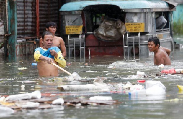Người dân Philippines oằn mình với ngập lụt vì bão Sơn Tinh - Ảnh 9.